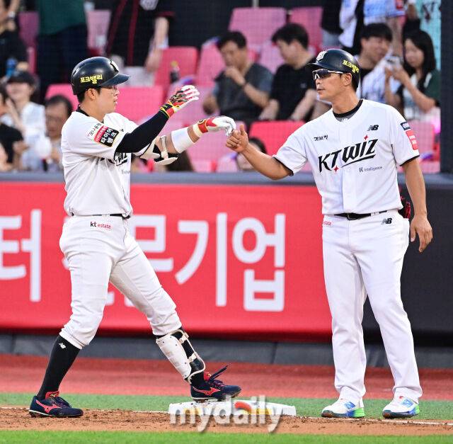 2025년 9월 3일 오후 경기도 수원KT위즈파크에서 열린 '2025 신한 SOL뱅크 KBO 리그' 롯데 자이언츠와 KT 위즈의 경기. KT 허경민이 1회말 선두타자로 나와 안타를 친 뒤 기뻐하고 있다./수원=유진형 기자