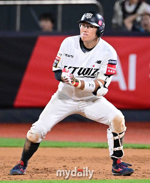 2025년 9월 3일 오후 경기도 수원KT위즈파크에서 열린 '2025 신한 SOL뱅크 KBO 리그' 롯데 자이언츠와 KT 위즈의 경기. KT 허경민이 7회말 2사 1루서 안타를 친 뒤 기뻐하고 있다./수원=유진형 기자