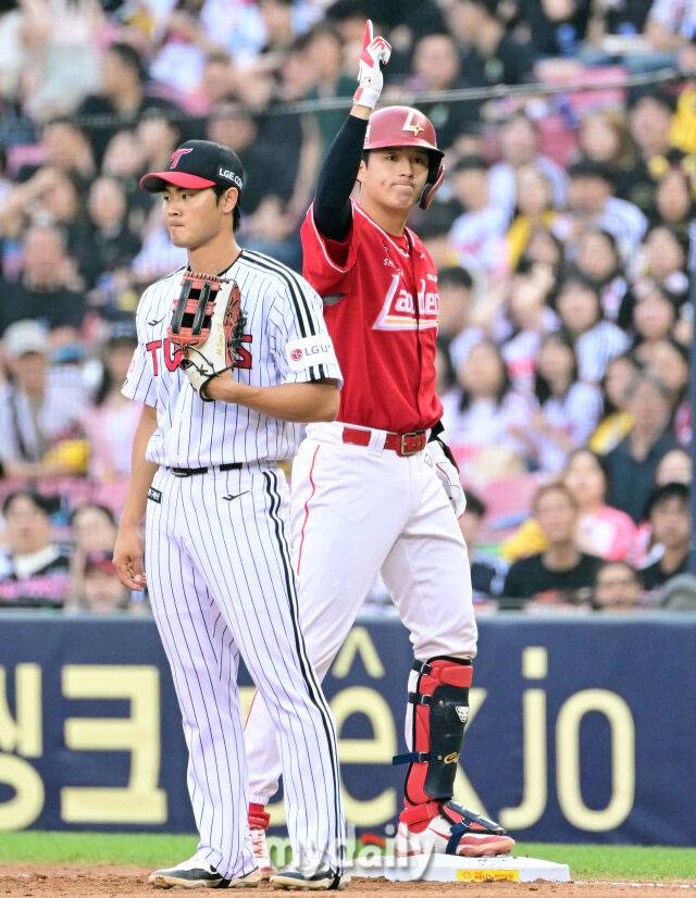 2025년 6월 12일 오후 서울 잠실구장에서 '2025 신한 SOL뱅크 KBO 리그' SSG 랜더스와 LG 트윈스의 경기가 열렸다. SSG 조형우가 2회초 1사 만루서 2타점 적시타를 친 뒤 기뻐하고 있다./마이데일리