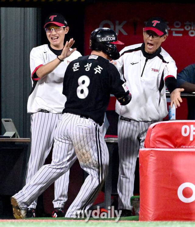 2025년 9월 4일 오후 경기도 수원KT위즈파크에서 열린 '2025 신한 SOL뱅크 KBO 리그' LG 트윈스와 KT 위즈의 경기LG 문성주가 8회초 무사 만루서 만루 홈런을 친 뒤 염경엽 감독의 축하를 받고 있다./수원=유진형 기자