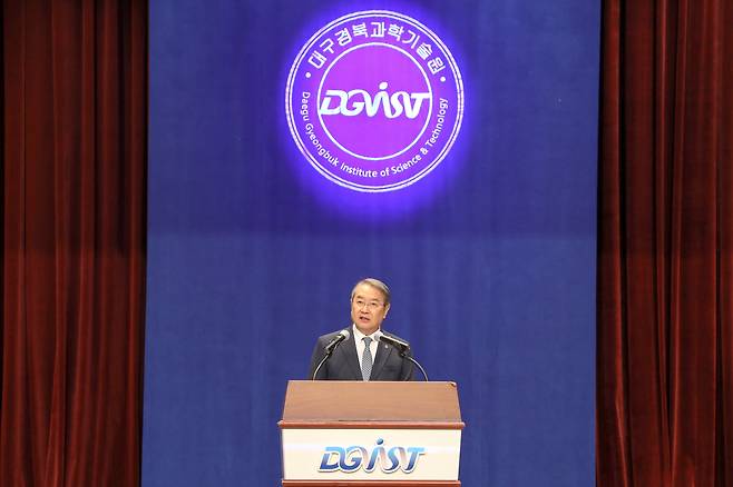 이건우 DGIST 총장이 창립 21주년 기념식에서 기념사를 전하고 있다.[DGIST 제공]