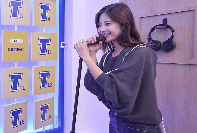 서울 성동구 ‘T 팩토리(T Factory) 성수’에서 방문객이 K엔터테인먼트를 소재로 한 체험형 전시에 참여해 노래 연습을 하고 있다. [SK텔레콤 제공]