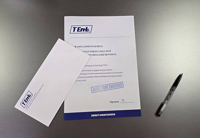 서울 성동구 ‘T 팩토리(T Factory) 성수’에서 방문객이 가상의 ‘T 엔터(T Ent.)’에서 데뷔하기 위한 절차들을 마치면 작성하는 아티스트 계약서. [권제인 기자/eyre@]