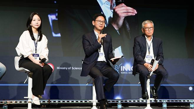 배경훈(가운데) 과학기술정보통신부 장관이 2025 연구개발특구 글로벌 포럼 스페셜 세션에서 발언하고 있다.[연구개발특구진흥재단 제공]
