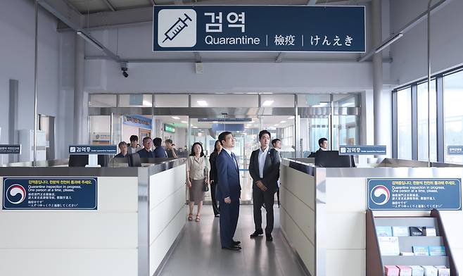 여한구 산업통상자원부 통상교섭본부장이 4일 ‘ 2025년 APEC 정상회의’ 개최를 앞두고  경제인 행사의 숙소 하나로 활용될 크루즈의 정박지인 포항 영일만 컨테이너 부두 현장을 점검하고 있다. [산업통상자원부 제공]