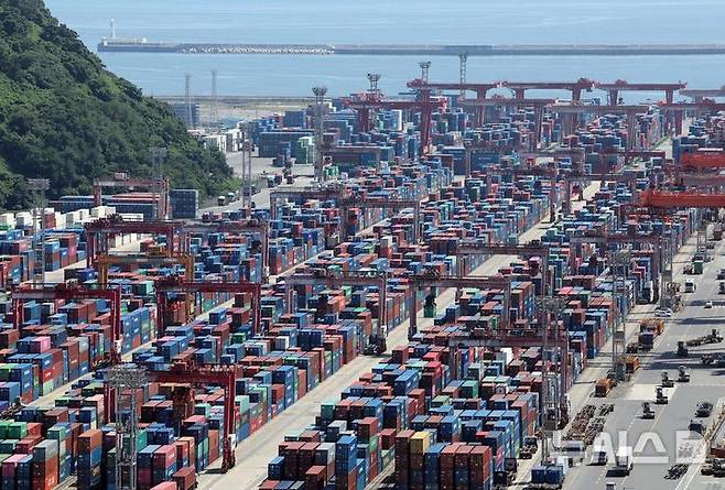 [부산=뉴시스] 하경민 기자 = 지난 1~20일 수출은 전년 동기 대비 7.6%(25억1000만 달러) 증가한 355억 달러, 수입 0.4% 증가한 347억 달러로 집계됐다고 관세청은 21일 밝혔다.  이날 부산 남구 신선대부두 야적장에 수출입 컨테이너가 쌓여 있다. 2025.08.21. yulnetphoto@newsis.com
