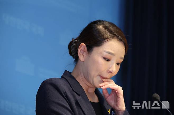 [서울=뉴시스] 김금보 기자 = 강미정 조국혁신당 대변인이 4일 서울 여의도 국회 소통관에서 당내 성비위 의혹과 관련한 탈당 기자회견을 하고 있다. 2025.09.04. kgb@newsis.com