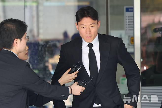 [서울=뉴시스] 권창회 기자 = 축구선수 황의조가 4일 오후 서울 서초구 서울중앙지방법원에서 열린 불법촬영 등 혐의 항소심 선고를 마치고 법원을 나서고 있다. 2025.09.04. kch0523@newsis.com