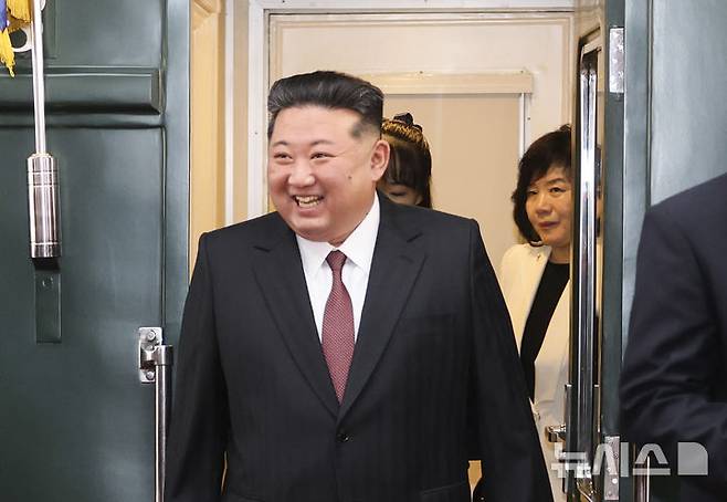 [베이징=신화/뉴시스] 김정은 북한 국무위원장이 2일(현지 시간) 중국 베이징역에 도착해 전용 열차에서 내리고 있다. 김 위원장 뒤로 딸 주애가 보인다.김정은 위원장은 3일 톈안먼(천안문) 광장에서 열리는 '중국 인민 항일 전쟁 및 세계 반파시스트 전쟁(제2차 세계대전) 승리' 80주년 기념 열병식에 참석하기 위해 중국을 방문했다. 2025.09.04. *재판매 및 DB 금지