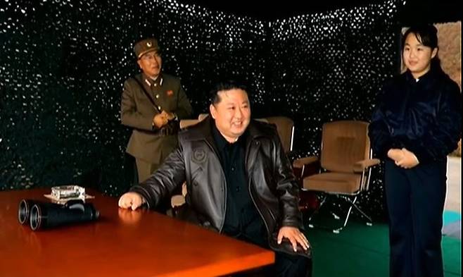[서울=뉴시스] 북한 조선중앙TV는 1일 김정은 국무위원장이 신형 대륙간탄도미사일(ICBM) '화성포-19'형 시험발사를 직접 지도했다고 보도했다. 시험발사 현장에는 딸 김주애도 동행했다. 북한은 이날 화성포-19형 시험발사에 성공했다고 주장했다. (사진=조선중앙TV 캡쳐) 2024.11.01. photo@newsis.com *재판매 및 DB 금지