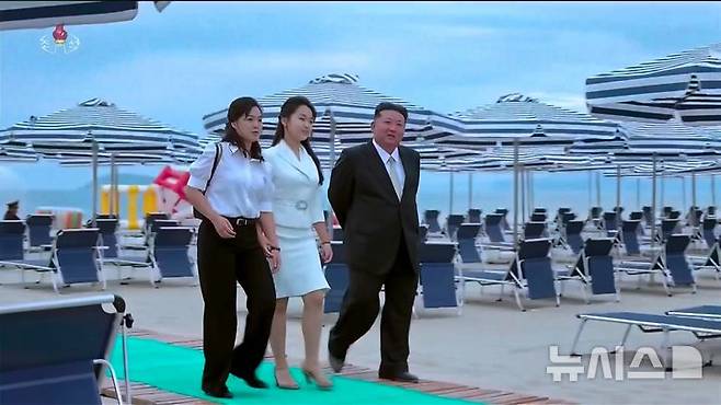 [서울=뉴시스] 김정은 북한 국무위원장이 지난 24일 아내 리설주, 딸 주애와 함께 원산갈마해안관광지구 준공식에 참석했다고 조선중앙TV가 26일 보도했다. 리 여사가 공개 석상에 모습을 드러낸 것을 1년 6개월 만이다. (사진=조선중앙TV 캡쳐) 2025.06.26. photo@newsis.com