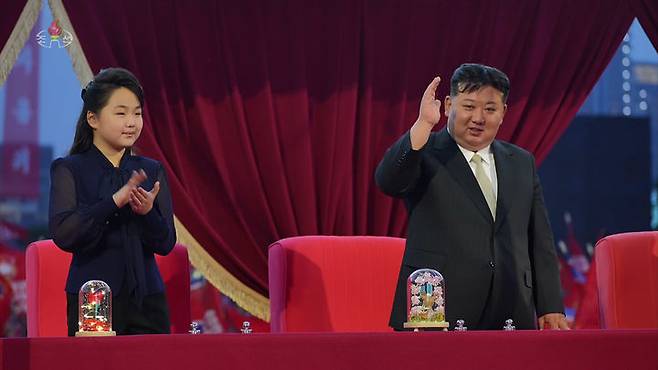 [서울=뉴시스] 추상철 기자 = 조선중앙TV는 김정은 북한 국무위원장이 지난 14일 평양 전위거리 준공식에 딸 주애와 함께 참석했다고 15일 보도했다. (사진= 조선중앙TV 캡처) 2024.05.15. photo@newsis.com *재판매 및 DB 금지