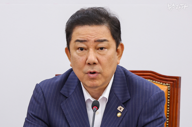 더불어민주당 김병기 의원. 지난 2016년 20대 총선 때부터 내리 당선된 3선 의원이다. 현재 민주당 원내대표를 맡고 있다. 