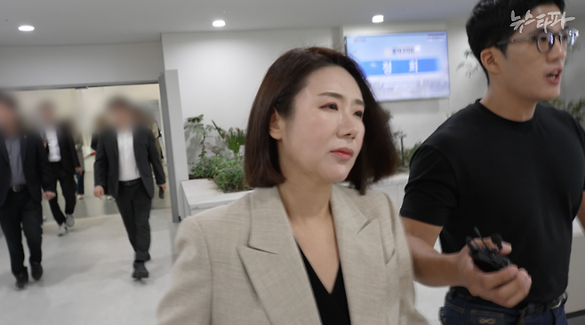 이지희 동작구의원은 '김병기 의원 차남의 학업 문제 해결을 위해 도움을 준 게 맞는지' 등을 묻는 뉴스타파 질의에 답하지 않고, 취재를 피했다. 결국 지난달 27일 취재진은 직접 동작구의회에 찾아가 이 구의원에게 질문했다. 이번에도 이 구의원은 답변을 거부했다.&nbsp;