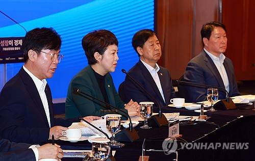 김영훈 고용노동부 장관(왼쪽)과 김은혜 국민의힘 원내정책수석부대표(왼쪽에서 두 번째) [연합뉴스 제공]