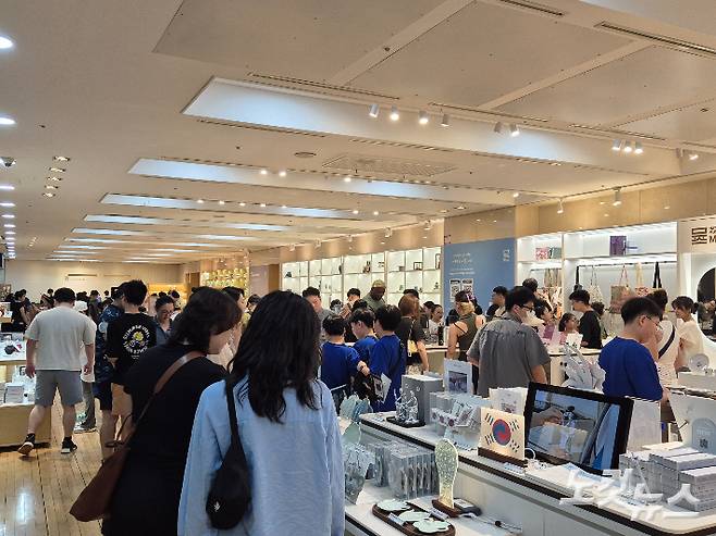 3일 오전 11시쯤 국립중앙박물관 굿즈샵을 가득 메운 방문객들. 김지현 인턴기자