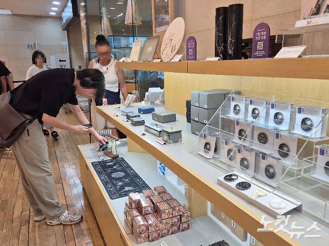 굿즈샵 선반 위에 올려진 나전칠기 보석함. 김지현 인턴기자