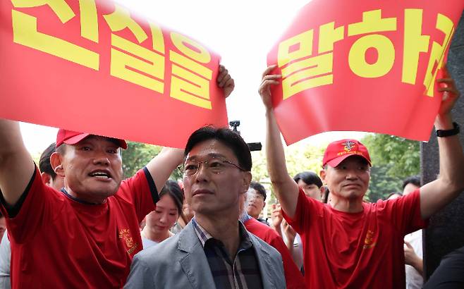 지난달 7월 29일 업무상과실치사상 사건 신속 결정 요청서 제출을 위해 서울 서초구 순직해병특검을 방문한 임성근 전 해병대 1사단장이 해병대예비역연대 회원들의 항의를 받으며 출입문으로 향하고 있다. 박종민 기자
