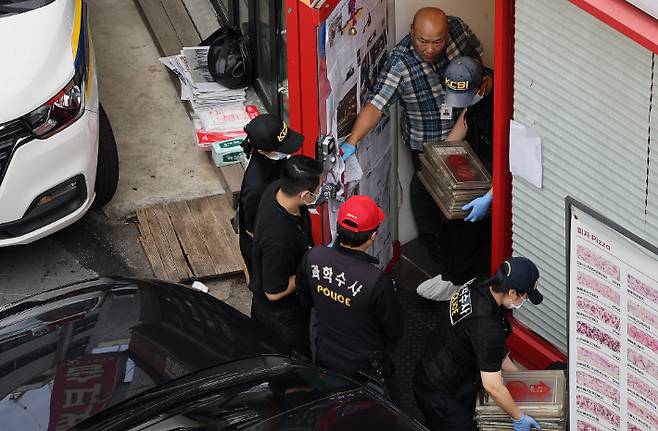 3일 서울 관악구 한 식당에서 칼부림 사건이 발생, 경찰이 조사하고 있다. 연합뉴스