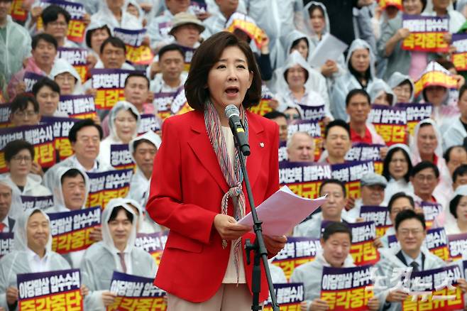 국민의힘 나경원 의원이 4일 서울 여의도 국회 본청 앞 계단에서 열린 야당말살 정치탄압 특검수사 규탄대회에서 규탄 발언을 하고 있다. 윤창원 기자