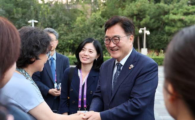 우원식 국회의장이 4일 중국 베이징에서 독립운동가 후손들과 간담회를 갖기 전 인사를 나누고 있다. 국회의장실 제공