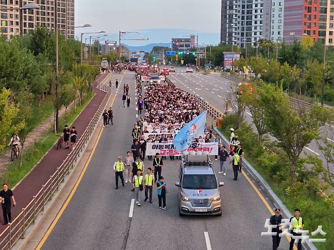 4일 전국에서 모인 교사들이 전주 에코시티의 도로에서 악성민원인 처벌과 교권보호법 개정을 촉구하며 행진하고 있다. 최명국 기자