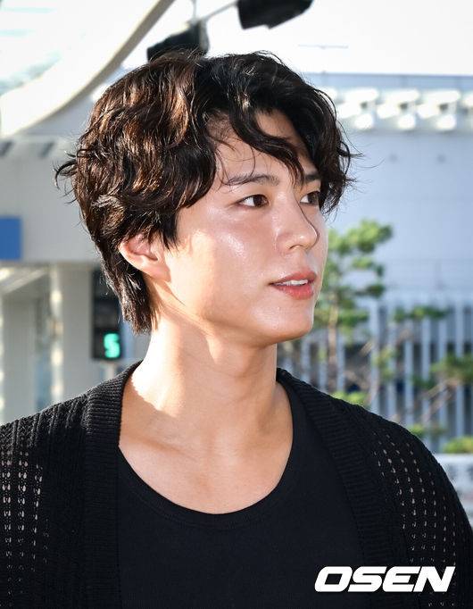 [OSEN=인천공항, 조은정 기자]배우 박보검이 21일 인천국제공항을 통해 마닐라로 출국했다.박보검은 단독 팬미팅 'PARK BO GUM 2025 FAN MEETING TOUR [BE WITH YOU]' 투어를 22일 마닐라에서 가진 후 24일 방콕, 29일 홍콩, 31일 자카르타, 9월 6일 마카오, 9월 13일 쿠알라룸푸르, 9월 17일 몬테레이, 9월 19일 멕시코시티, 9월 21일 상파울루, 9월 24일 산티아고를 방문한다.박보검이 포즈를 취하고 있다. 2025.08.21 /cej@osen.co.kr