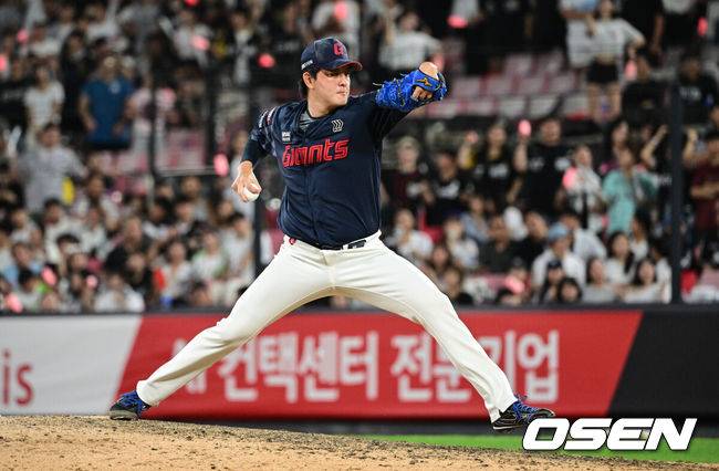 [OSEN=수원, 조은정 기자]3일 오후 수원KT위즈파크에서 ‘2025 신한 SOL BANK KBO리그’ KT 위즈와 롯데 자이언츠의 경기가 진행됐다.이날 경기에 KT는 헤이수스, 롯데는 감보아를 선발투수로 내세웠다. 9회말 롯데 김원중이 역투하고 있다. 2025.09.03 /cej@osen.co.kr