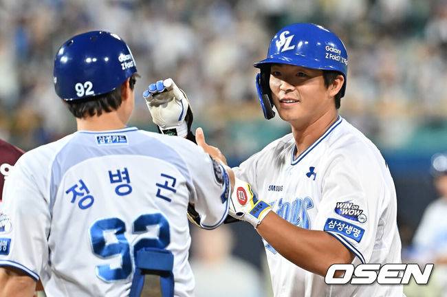 [OSEN=대구, 이석우 기자] 3일 대구삼성라이온즈파크에서 2025 신한 SOL 뱅크 KBO 리그 삼성 라이온즈와 키움 히어로즈의 경기가 열렸다. 홈팀 삼성은 가라비토가, 방문팀 키움은 하영민이 선발 출전했다. 삼성 라이온즈 김태훈이 8회말 무사 1루 중견수 오른쪽 안타를 치고 하이파이브를 하고 있다. 2025.09.03 / foto0307@osen.co.kr