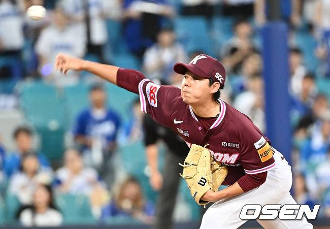 [OSEN=대구, 이석우 기자] 3일 대구삼성라이온즈파크에서 2025 신한 SOL 뱅크 KBO 리그 삼성 라이온즈와 키움 히어로즈의 경기가 열렸다. 홈팀 삼성은 가라비토가, 방문팀 키움은 하영민이 선발 출전했다. 키움 히어로즈 선발 투수 하영민이 역투하고 있다. 2025.09.03 / foto0307@osen.co.kr