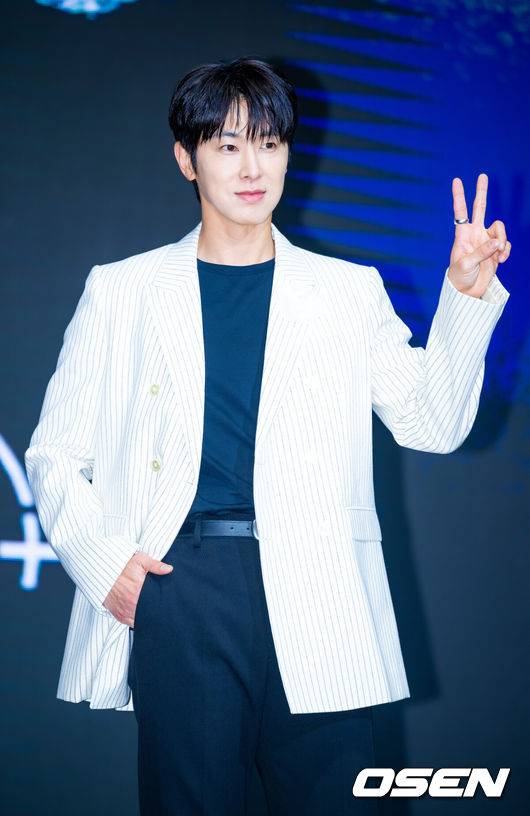 [OSEN=민경훈 기자] 디즈니+ 오리지널 '파인: 촌뜨기들' 제작발표회가 8일 서울 콘래드 서울 호텔에서 열렸다.류승룡, 양세종, 임수정을 비롯한 믿고 보는 배우들이 총출동한 '파인: 촌뜨기들(극본 강윤성 안승환, 연출 강윤성, 약칭 파인)'은 1977년, 바다 속에 묻힌 보물선을 차지하기 위해 몰려든 근면성실 생계형 촌뜨기들의 속고 속이는 이야기를 그린 드라마다.배우 정윤호가 포즈를 취하고 있다. 2025.07.08 / rumi@osen.co.kr