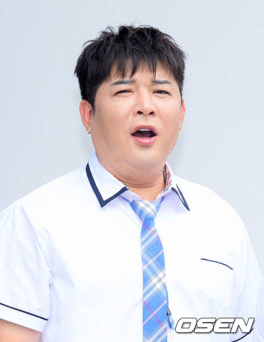 [OSEN=이대선 기자] 3일 경기 JTBC 스튜디오 일산에서 JTBC 예능프로그램 '아는 형님' 녹화가 진행됐다.이날 데뷔 20주년을 맞은 슈퍼주니어가 3년 만에 JTBC 예능프로그램 '아는 형님'에 출연했다.슈퍼주니어 신동이 포토타임을 가지고 있다. 2025.07.03 /sunday@osen.co.kr