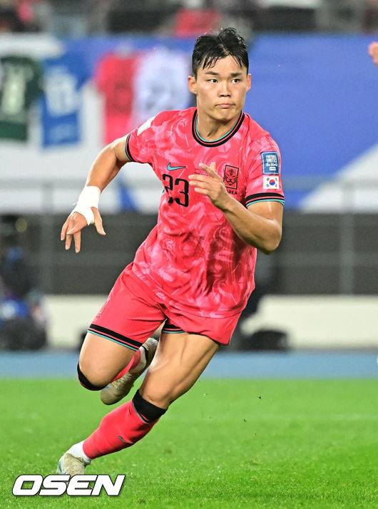[OSEN=용인, 지형준 기자] 한국이 홈에서 시원한 승리를 거뒀다.홍명보 감독이 이끄는 한국 축구대표팀은 15일 오후 8시 용인미르스타디움에서 이라크와 2026 국제축구연맹(FIFA) 북중미월드컵 아시아지역 3차예선 B조 4차전을 치러 3-2로 이겼다.한국은 3승 1무, 승점 10을 기록하며 조 1위를 유지했다. 이라크는 2승 1무 1패, 승점 7로 2위. 3차 예선 1, 2위 팀은 북중미월드컵 본선 직행 티켓을 확보하는 가운데, 한국이 유리한 고지를 점했다.후반 대한민국 오현규가 2-1로 앞서가는 골을 성공시키며 기뻐하고 있다. 2024.10.15 / jpnews@osen.co.kr