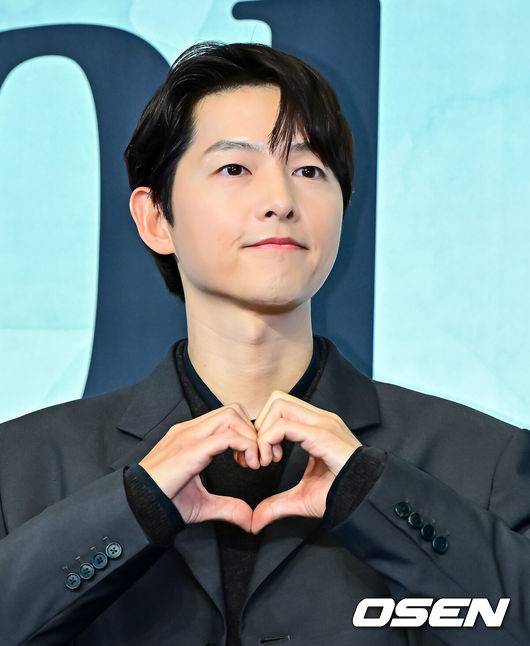 [OSEN=지형준 기자] 4일 오후 서울 구로구 신도림동 더링크서울 호텔에서 JTBC&nbsp;새 금요시리즈&nbsp;‘마이 유스’ 제작발표회가 열렸다.오는&nbsp;5일&nbsp;첫 방송되는&nbsp;‘마이 유스’(극본 박시현,&nbsp;연출 이상엽·고혜진)는 남들보다 늦게 평범한 삶을 시작한 선우해(송중기 분)와 뜻하지 않게 첫사랑의 평온을 깨뜨려야 하는 성제연(천우희 분)의 감성 로맨스를 그린다.배우 송중기가 포토타임을 하고 있다. 2025.09.04 /jpnews@osen.co.kr