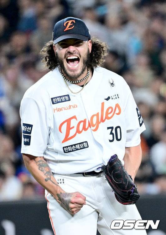 5회초 2사 1, 2루 상황 한화 선발 폰세가 NC 천재환을 삼진으로 이끌며 포효하고 있다. KBO리그 한 시즌 226번째 삼진 대기록.