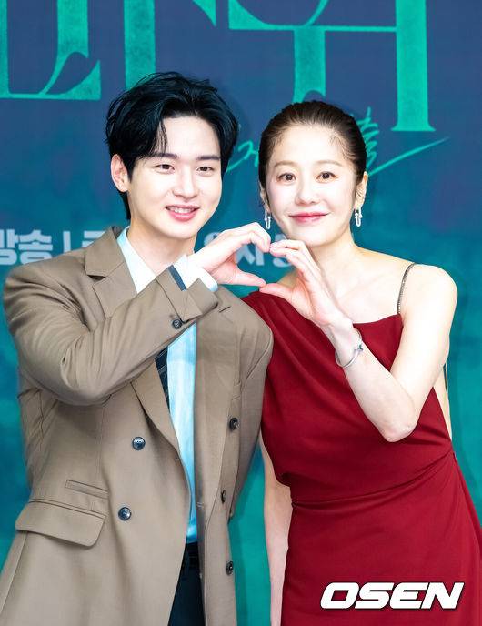 [OSEN=박준형 기자]  4일 오후 서울 목동 SBS 사옥에서 SBS 금토드라마 ‘사마귀: 살인자의 외출’ 제작발표회가 진행됐다.   배우 고현정과 장동윤이 출연하는 드라마 ‘사마귀: 살인자의 외출’은 잔혹한 연쇄살인마 ‘사마귀’가 잡힌 지 20여 년이 지나 모방범죄가 발생하고, 이 사건 해결을 위해 한 형사가 평생 증오한 ‘사마귀’인 엄마와 예상 못한 공조수사를 펼치며 벌어지는 고밀도 범죄 스릴러다.배우 장동윤과 고현정이 포즈를 취하고 있다.  2025.09.04 / soul1014@osen.co.kr