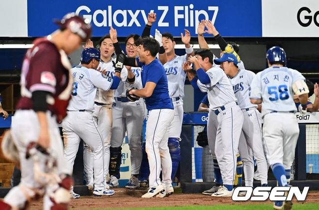[OSEN=대구, 이석우 기자] 3일 대구삼성라이온즈파크에서 2025 신한 SOL 뱅크 KBO 리그 삼성 라이온즈와 키움 히어로즈의 경기가 열렸다. 홈팀 삼성은 가라비토가, 방문팀 키움은 하영민이 선발 출전했다. 삼성 라이온즈 이성규가 8회말 무사 3루 김지찬의 중견수 희생플라이때 득점을 올리고 동료들의 축하를 받고 있다. 2025.09.03 / foto0307@osen.co.kr
