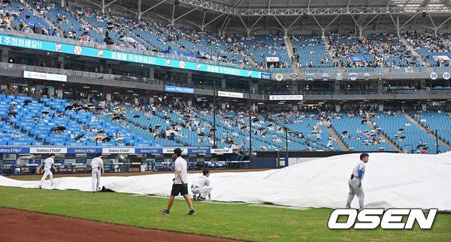 [OSEN=대구, 이석우 기자] 4일 대구삼성라이온즈파크에서 2025 신한 SOL 뱅크 KBO 리그 삼성 라이온즈와 키움 히어로즈의 경기가 열린다. 홈팀 삼성은 최원태가, 방문팀 키움은 정현우가 선발 출전한다. 갑자기 내린 비로 관계자들이 방수포를 덮고 있다. 2025.09.04 / foto0307@osen.co.kr