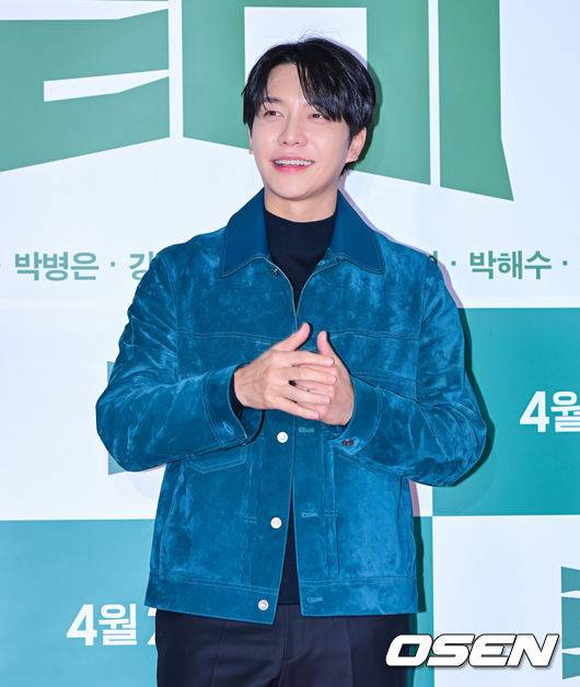 [OSEN=지형준 기자] 31일 오후 서울 잠실 롯데시네마 월드타워에서 영화 ‘로비’ VIP 시사회 포토월 행사가 열렸다.‘로비'는 연구밖에 모르던 스타트업 대표 창욱(하정우)이 4조 원의 국책사업을 따내기 위해 인생 첫 로비 골프를 시작하는 이야기. 오는 4월 2일 개봉.배우 이승기가 포토타임을 하고 있다. 2025.03.31 / jpnews@osen.co.kr