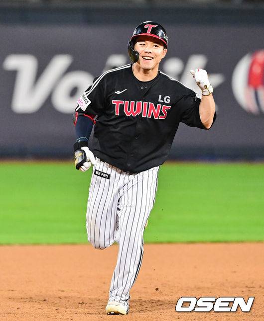 [OSEN=수원, 박준형 기자]  4일 오후 수원 KT 위즈 파크에서 ‘2025 신한 SOL BANK KBO리그’ KT 위즈와 LG 트윈스의 경기가 진행됐다. 이날 경기 KT는 문용익을, LG는 송승기를 선발투수로 내세웠다.8회초 1사 만루 LG 문성주가 역전 만루홈런을 날리고 환호하고 있다.  2025.09.04 / soul1014@osen.co.kr