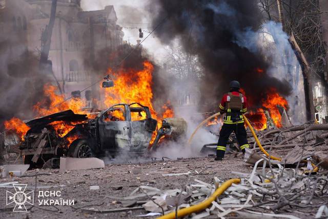 ▲ⓒUkrainian rescuers working at the site of a missile attack in Sumy, northeastern Ukraine, amid the Russian invasion of Ukraine, on Suday on April 13, 2025. Ukrainian leader Volodymyr Zelensky called on allies to put