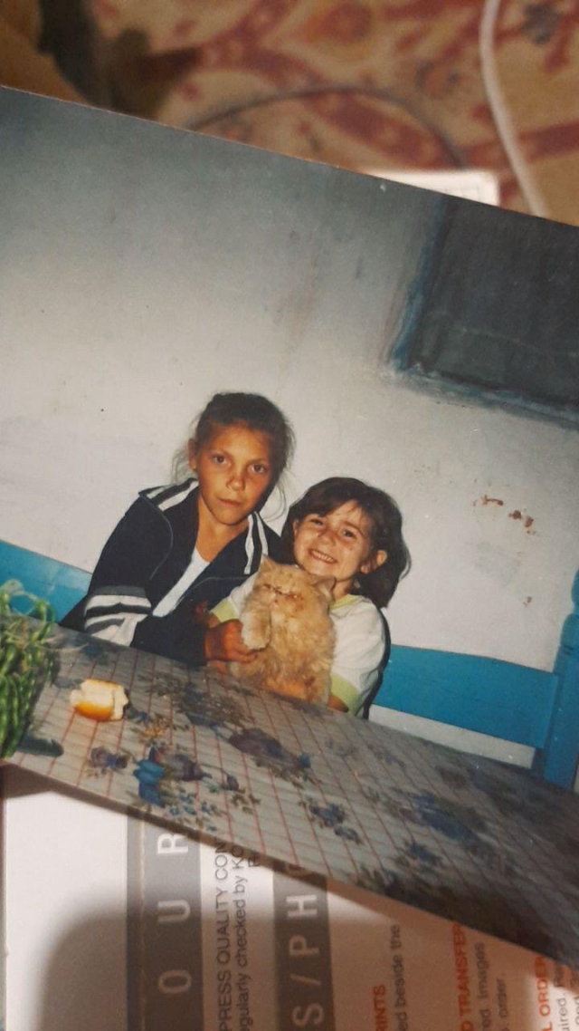 ▲언니, 반려묘와 함께 찍은 네스의 유년 시절 사진 (사진=네스 제공)