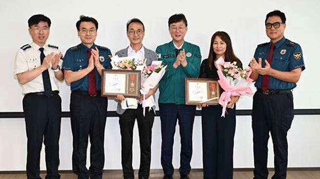 사고 차량서 탑승자 구조한 안산시민 2명에 표창 수여