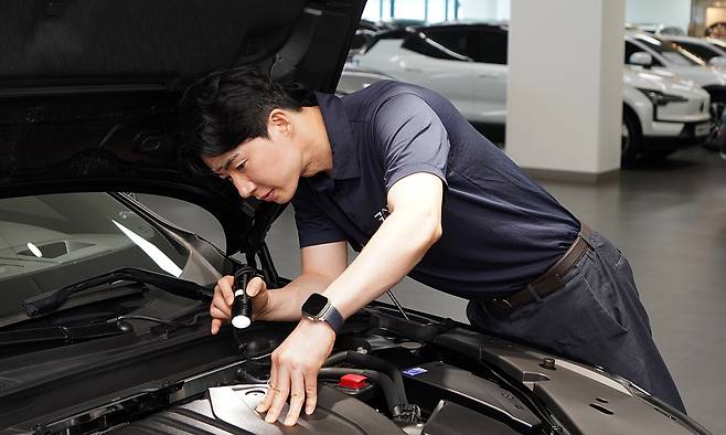 중고차 검수 중인 702 코오롱 인증중고차 직원. 코오롱모빌리티그룹 제공