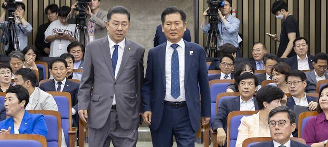 더불어민주당 정청래(오른쪽) 대표와 김병기 원내대표가 3일 국회에서 열린 정책의원총회에 참석하기 위해 회의장에 나란히 들어오고 있다. 연합뉴스