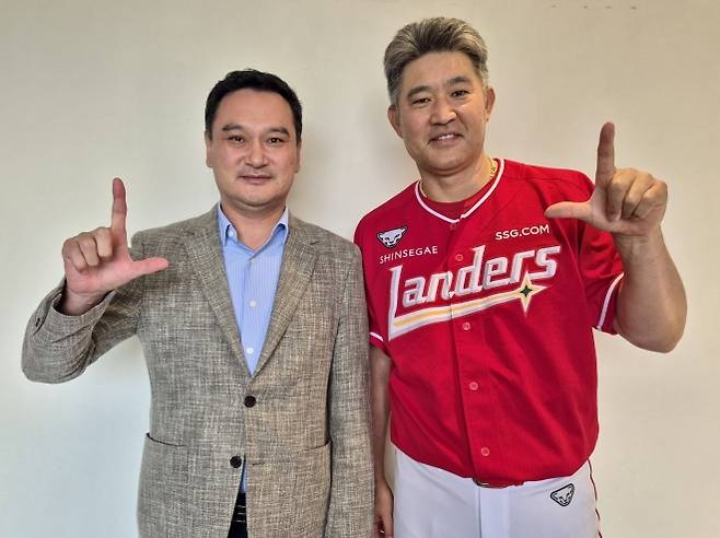 이숭용 SSG 랜더스 감독이 3일 구단과 3년 재계약을 체결한 뒤 김재섭 대표이사와 각오를 다지고 있다. SSG 랜더스 제공