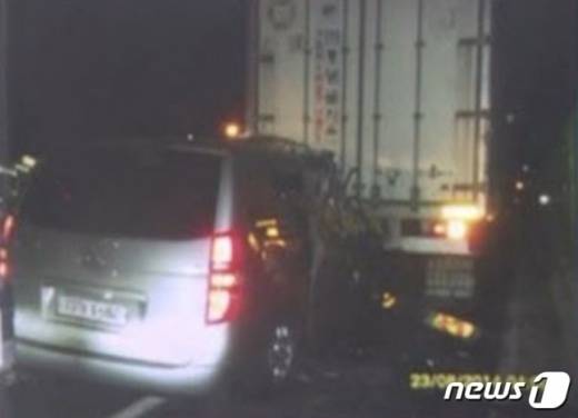 이씨의 승합차가 고속도로 갓길에 정차 중인 8t 화물차를 추돌해 조수석에서 잠자던 캄보디아 출신 아내가 사망했다. (충남경찰청 제공)  뉴스1