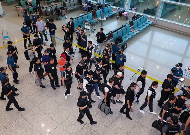 해외도피사범 대규모 송환 - 보이스피싱 범죄 등을 저지르고 필리핀 등으로 도망친 도피사범 49명이 3일 인천국제공항 제1터미널을 통해 송환되고 있다. 2025.9.3 연합뉴스