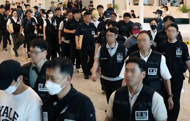 ‘역대급’ 해외 도피 사범 송환 작전 - 필리핀 현지에서 5조 원 규모의 불법 온라인 도박장을 운영하다 체포된 한국인 범죄조직 일당을 비롯한 필리핀 한국인 범죄 피의자 49명이 3일 오후 인천국제공항 1터미널을 통해 송환되고 있다. 전세기까지 동원된 이번 일시송환은 단일 국가에서 동시에 이뤄진 최대 규모 해외 검거 사범 송환으로, 송환된 피의자 중 인터폴 적색수배가 발부된 대상자만 45명에 달하며 이들을 대상으로 국내 수사기관에서 내려진 수배는 총 154건에 이른다. 2025.9.3 뉴스1