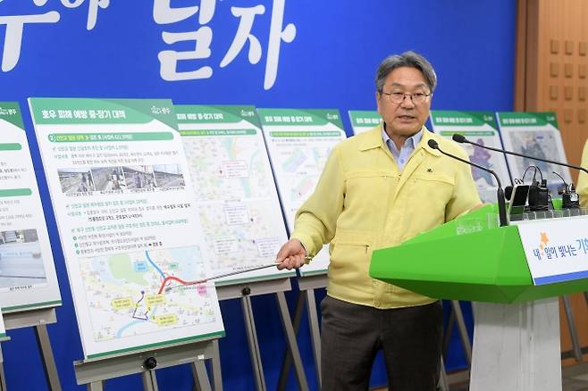 강기정 광주시장이 4일 오전 시청 브리핑실에서 시민생활 안정을 위한 호우피해 복구 및 침수예방대책 관련 브리핑을 하고 있다. 광주광역시 제공